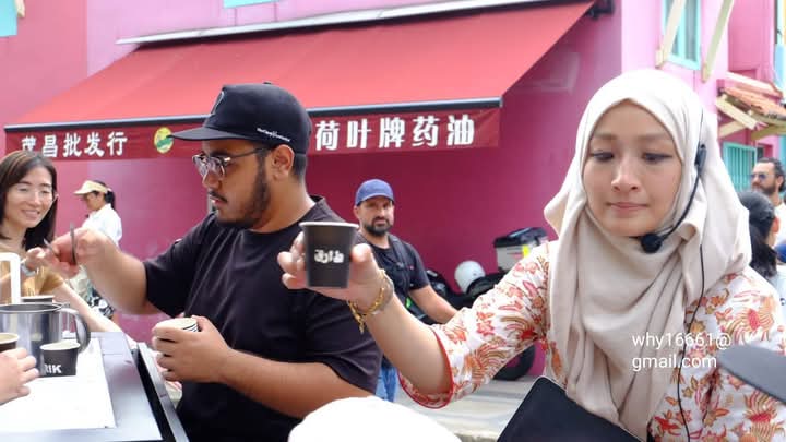 Penjaja teh tarik di Bugis Street Singapura