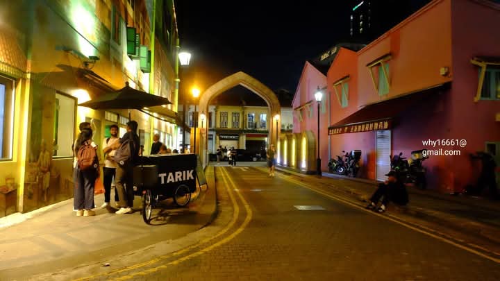 Penjaja teh tarik di Bugis Street Singapura.