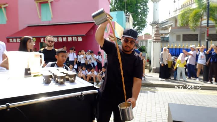 Penjaja teh tarik di Bugis Street Singapura