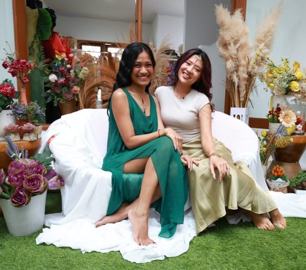 Anggun Dae bersama sahabatnya desainer fesyen ternama, Rimigy Rihasalay.