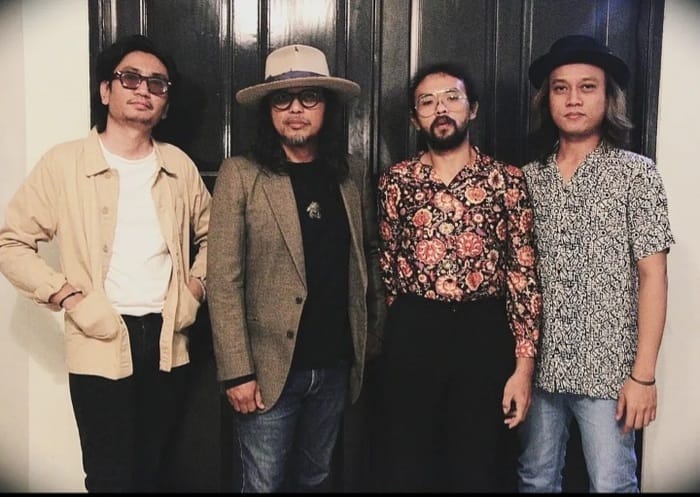 Gugun Blues Shelter meluncurkan album Akustik Live Unplugged. 