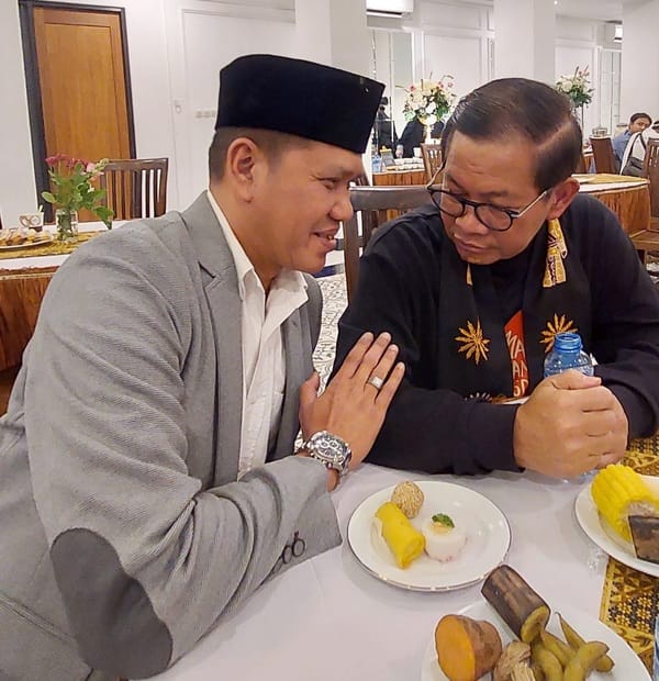 Tokoh muda Nahdlatul Ulama (NU) Muhammad Thohar alias Gus Toto bersama Gubernur Jakarta Pramono Anung.