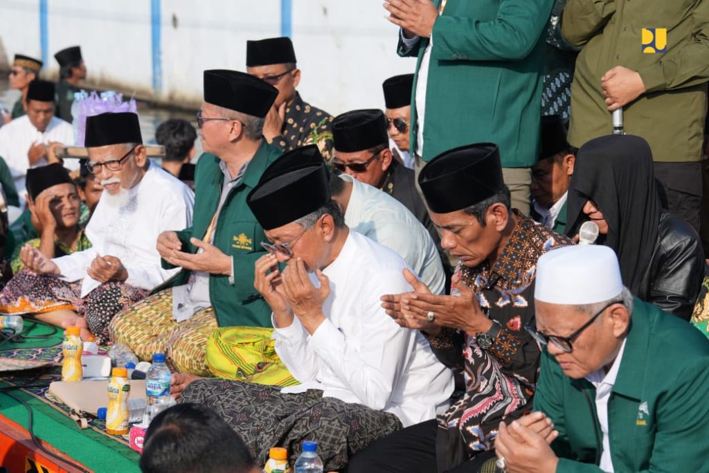 Pengurus Cabang Nahdlatul Ulama (PCNU) Kabupaten Demak saat menggelar Istighosah banjir rob di kawasan yang dilanda banjir rob di Kecamatan Sayung, Kabupaten Demak, Minggu (15/6/2025).