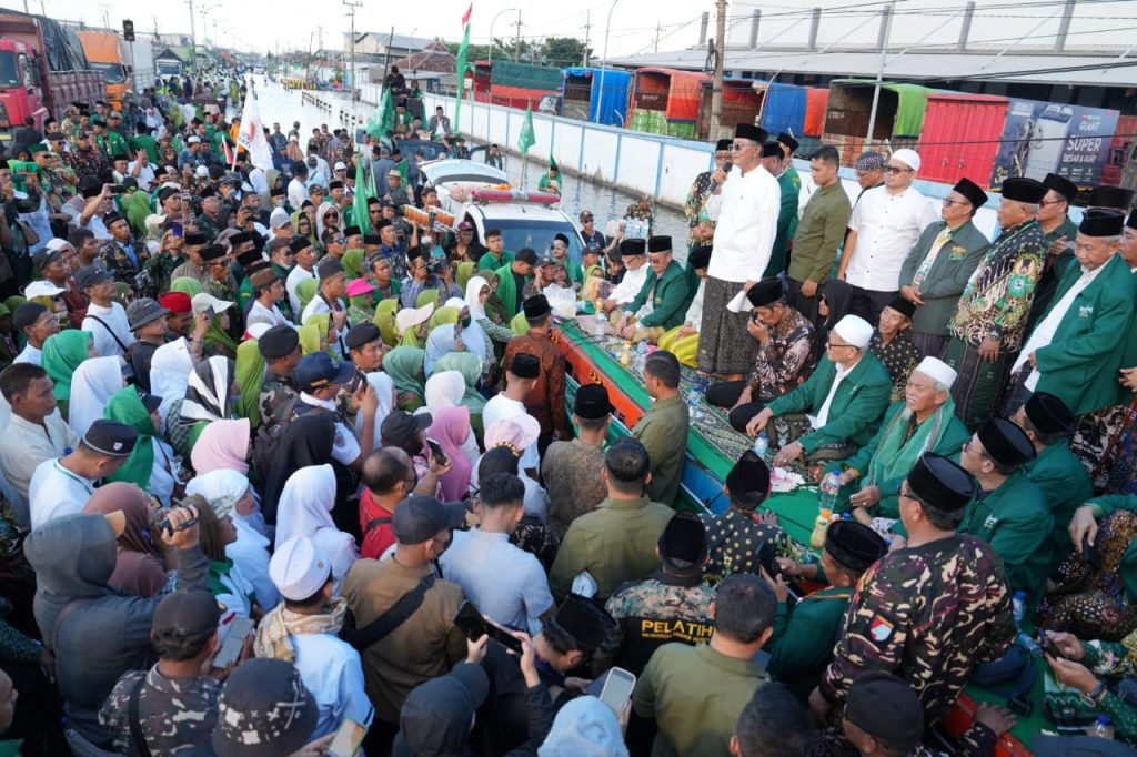 Pengurus Cabang Nahdlatul Ulama (PCNU) Kabupaten Demak saat menggelar Istighosah banjir rob di kawasan yang dilanda banjir rob di Kecamatan Sayung, Kabupaten Demak, Minggu (15/6/2025).  
