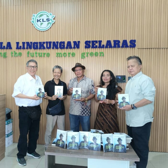 Penyerahan Buku Biografi Pengusaha Oland Sibarani.