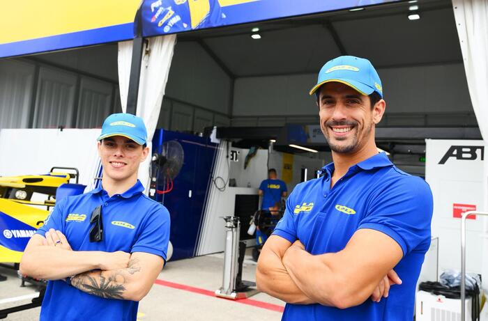 Dua pembalap Lola Yamaha ABT Formula E Team Lucas di Grassi (kiri)  dan Zane Maloney (kanan) di ajang balapan Formula E Jakarta E-Prix 2025 di Jakarta International E-Prix Circuit (JIEC), Ancol, Jakarta Utara, Sabtu (21/6/2025). (Foto - YIMM)
