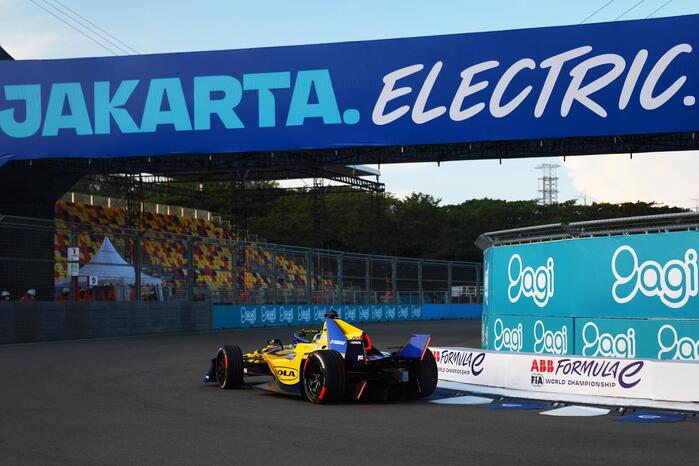 Lola Yamaha ABT Formula E Team di ajang balapan Formula E Jakarta E-Prix 2025 di Jakarta International E-Prix Circuit (JIEC), Ancol, Jakarta Utara, Sabtu (21/6/2025). (Foto - YIMM)