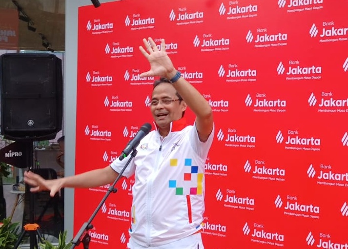 Direktur Utama Bank DKI, Agus H Widodo, saat peresmian call name dan logo baru Bank DKI di Taman Literasi Christina Marta Tiahahu, Kebayoran Baru, Jakarta Selatan, Minggu (22/6/2025).  
