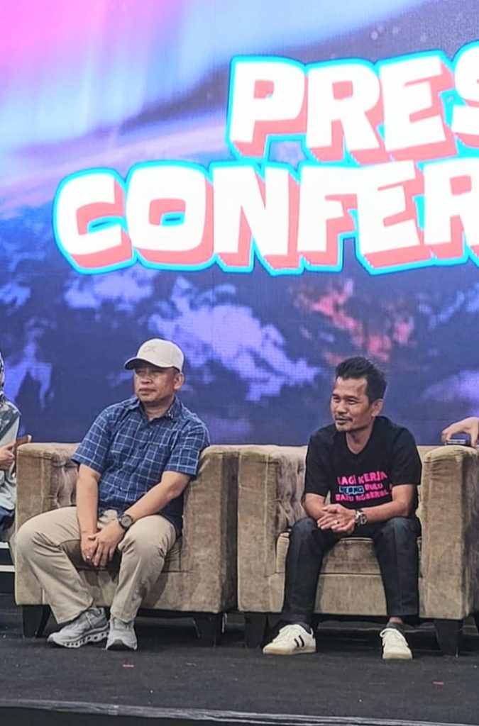 Wali Kota Depok, Supian Suri dan Kelana Muda selaku promotor event dari Punai Raya Multimedia (PRM) saat jumpa pers pembukaan event Happy Catz Show di Pesona Square, Kota Depok, Jawa Barat, Jumat (27/6/2025). 
