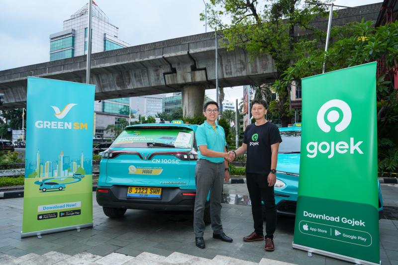 Kerja sama taksi listrik Green SM dan Gojek untuk menyediakan transportasi ramah lingkungan.