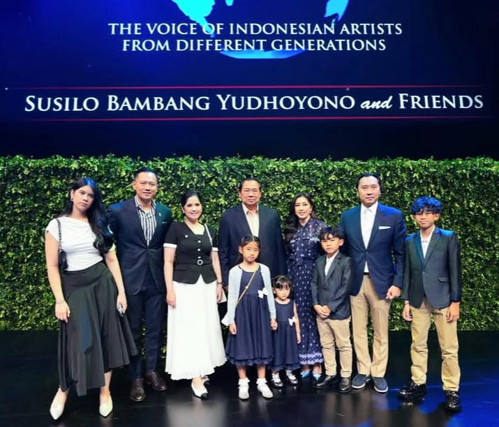 Presiden ke-6 Republik Indonesia Susilo Bambang Yudhoyono (SBY) bersama keluarga saat peluncuran video musik "Save Our World" di Jakarta, Selasa (1/7/2025). (@agusyudhoyono)