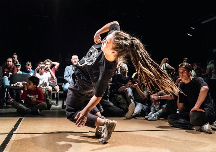 Aktivitas dance adalah salah satu aktivitas kegemaran anak muda yang memberi manfaat kesehatan fisik dan mental.  (Foto - Ilja Tulit/Unsplash)
