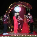 Remigi Rihasalay bersama suami, Andrew James, saat merayakan pesta “Ulang Tahun ke-100” di di Kampung Joglo, Tanjung Lesung, Banten, Sabtu (12/7/2025) malam. (Foto - Rezagrapher)
