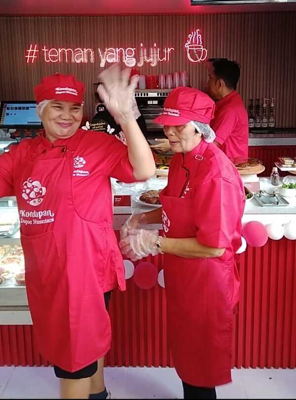 Tangan terampil para “Oma-Oma” yang menjaga resep turun-temurun saat pembukaan perdana Central Kitchen Koedapan Nusantara di Jalan Anggrek Neli Murni Blok A No. 2, Kemanggisan, Jakarta Barat, Minggu (20/7/2025).  

