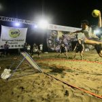 Pemain Indonesia, Isto (kanan) melompat untuk memantulkan bola ke frame untuk mendapatkan poin. (Foto - Umar Widodo)