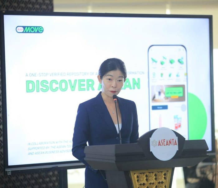 Group Head of Strategic Partnership MOVE, Yizhen Fung, saat memperkenalkan microsite Discover Asean di Gedung Sekretariat ASEAN, Jakarta, Kamis (8/8/2025).

