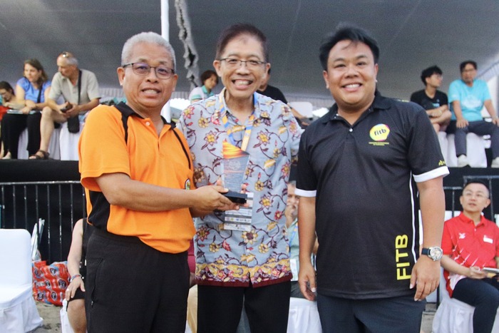 Paulus Khoe (tengah) Ketum PTBSI bersama President FITB terpilih Delane Lim (kanan) dan mantan President FITB Chris Huang (kiri) saat serah terima jabatan. (Foto - Umar Widodo)
