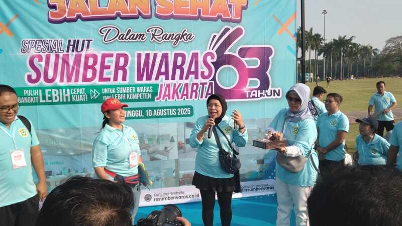 Yayasan Kesehatan Sumber Waras menggelar kegiatan bertajuk “Jalan sehat & Senam Bersama Keluarga Besar Sumber Waras Dalam Rangka HUT ke-80 RI & HUT ke-63 Yayasan Kesehatan Sumber Waras” di pelataran Tugu Monas, Jakarta, Minggu (10/8/2025).