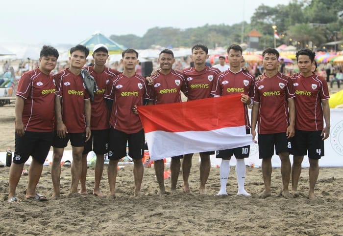 Timnas Tchoukball Indonesia mendapat dukungan dari Orphys pada Kejuaraan Dunia Tchoukball Pantai 2025 di Pantai Seminyak, Bali, 7-10 Agustus 2025. (Foto - Umar Widodo)