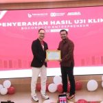 Ridwan Saidbun, pemilik merek alas kaki Bocorocco (kiri) saat menerima hasil uji klinis dari dr. Muhammad Ikhwan Zein, Sp.KO, Subsp.ALK(K) – dokter spesialis kedokteran olahraga sekaligus ketua tim peneliti (kanan) di Bocorocco Entrepreneur Headquarters, Pantai Indah Kapuk (PIK), Jakarta Utara, Sabtu (16/8/2025).
