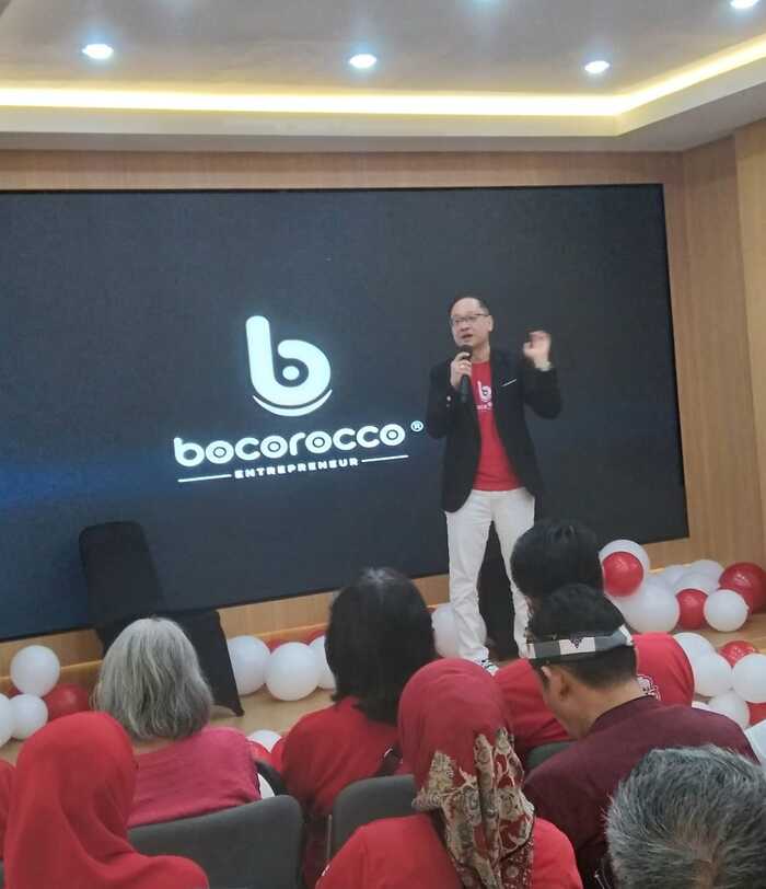 Ridwan Saidbun, pemilik merek alas kaki Bocorocco saat menjelaskan Pillow Concept Technology (PCT) di Bocorocco Entrepreneur Headquarters, Pantai Indah Kapuk (PIK), Jakarta Utara, Sabtu (16/8/2025).
