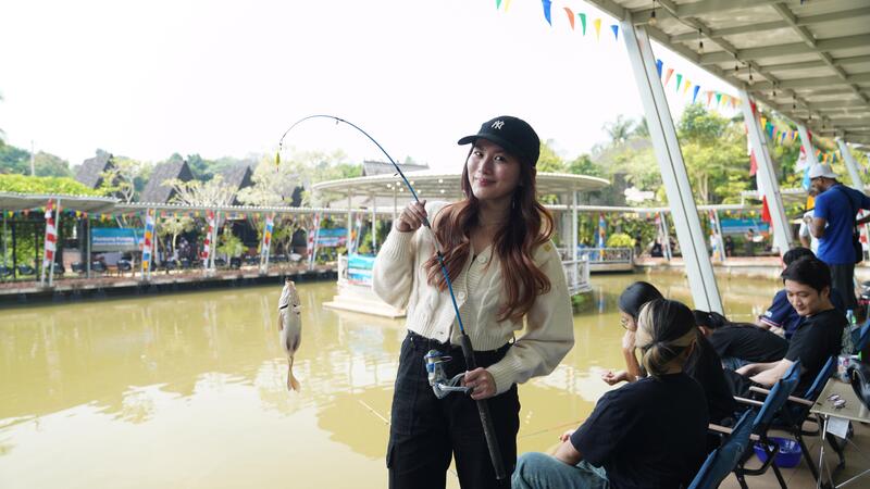 Acara Pesta Merdeka by.U saat menggelar Lomba Mancing Manja di Lubana Sengkol, Muncul, Setu, Tangerang Selatan, Sabtu (16/8/2025). 
