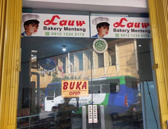 Toko Roti Lauw di Jl. Srikaya, Gondangdia, Menteng, Jakarta Pusat. (Foto - Herman Wijaya)

