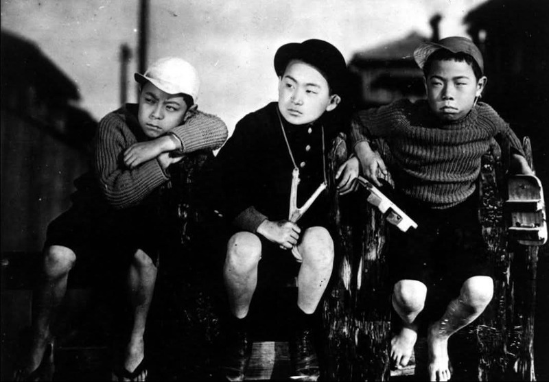 Film bisu berjudul "Otona no Miru Ehon - Umarete wa Mita Keredo (I Was Born, But...)" karya Yasujirō Ozu, tahun 1932.