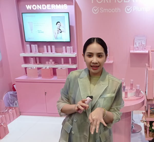 Nagita Slavina saat memperkenalkan brand skincare lokal Wondermis di event Beautysity 2025 di City Hall, Pondok Indah Mall 3, Jakarta Selatan, Kamis (25/9/2025). (Foto - Koh Ichsan)