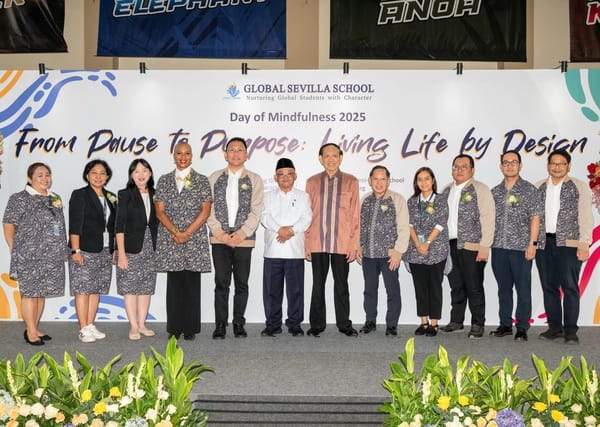Menteri Pendidikan Menengah Prof. Dr. Abdul Mu’ti, M.Ed. bersama para pendiri sekolah, jajaran pimpinan dan manajemen Global Sevilla School di acara Dies Natalis ke-23 sekaligus Day of Mindfulness 2025 di Kampus Pulo Mas, Jakarta Timur, Senin (6/10/2025). (Foto - Istimewa)