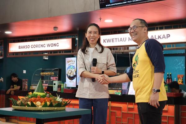 Prosesi pemotongan tumpeng saat re-opening Food Destination di Mal Ciputra Jakarta. 
