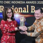 Bank Jakarta meraih penghargaan Regional Banking ESG Excellence Award 2025 pada ajang Road to CNBC Indonesia Awards di Jakarta, Kamis (16/10/2025). (Foto - Istimewa)