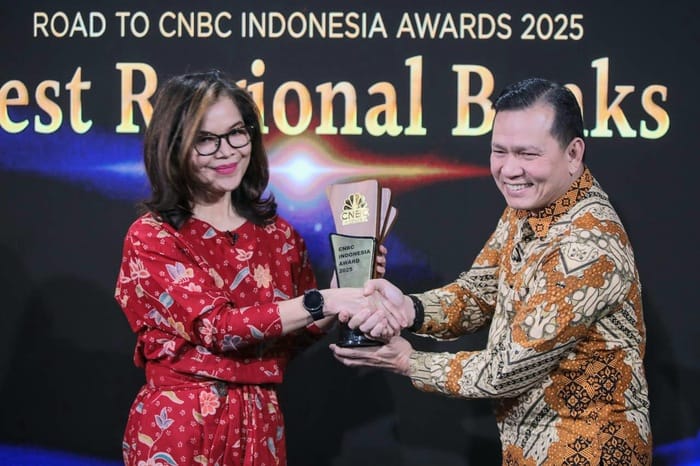Bank Jakarta meraih penghargaan Regional Banking ESG Excellence Award 2025 pada ajang Road to CNBC Indonesia Awards di Jakarta, Kamis (16/10/2025). (Foto - Istimewa)