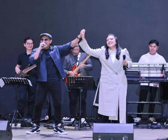 Penyanyi muda Amagra duet bersama Rio Febrian saat meluncurkan dua single sekaligus “Masih Rindu” dan “Bilang Saja” di kawasan Senayan, Jakarta, Sabtu (18/10/2025). (Foto - Istimewa)