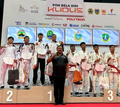 Atlet perguruan KJI (Kopory Jujitsu Indonesia) saat menerima medali emas di PON Beladiri 2025 yang berlangsung di GOR Djarum Arena Kaliputu, Kudus, Jawa Tengah, Jumat (24/10/2025). (Foto - Eko Hendrawan)