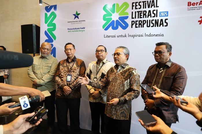 Kepala Perpustakaan Nasional RI, E. Aminudin Aziz, saat memberikan keterangan pers di acara Festival Literasi Perpusnas 2025. (Foto - Perpusnas)