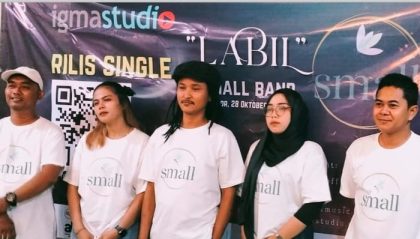 Small Band saat meluncurkan single perdana “Labil” di NJayo Café, Bogor, Selasa (28/10/2025). (Foto - Didang Prajasasmita)