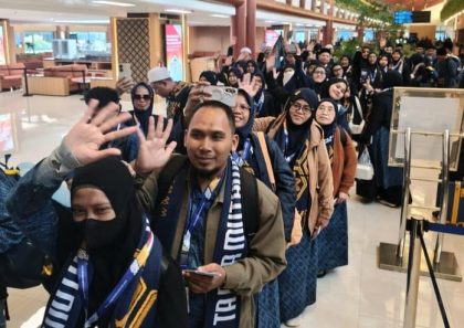 Biro perjalanan haji dan umroh, PT Tanur Muthmainnah Tour, saat memberangkatkan para jamaah menuju Tanah Suci, Kamis (30/10/2025). (Foto -Istimewa)