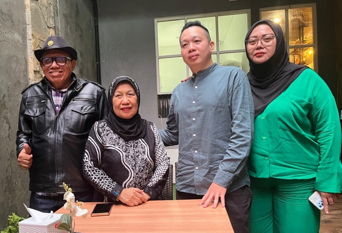 Erna Djony pemilik Roemah Nena (kedua dari kiri) saat menggelar jumpa pers di Roemah Nena Cirendeu, Ciputat, Tangerang Selatan, Rabu (26/11/2025). (Foto - Istimewa)
