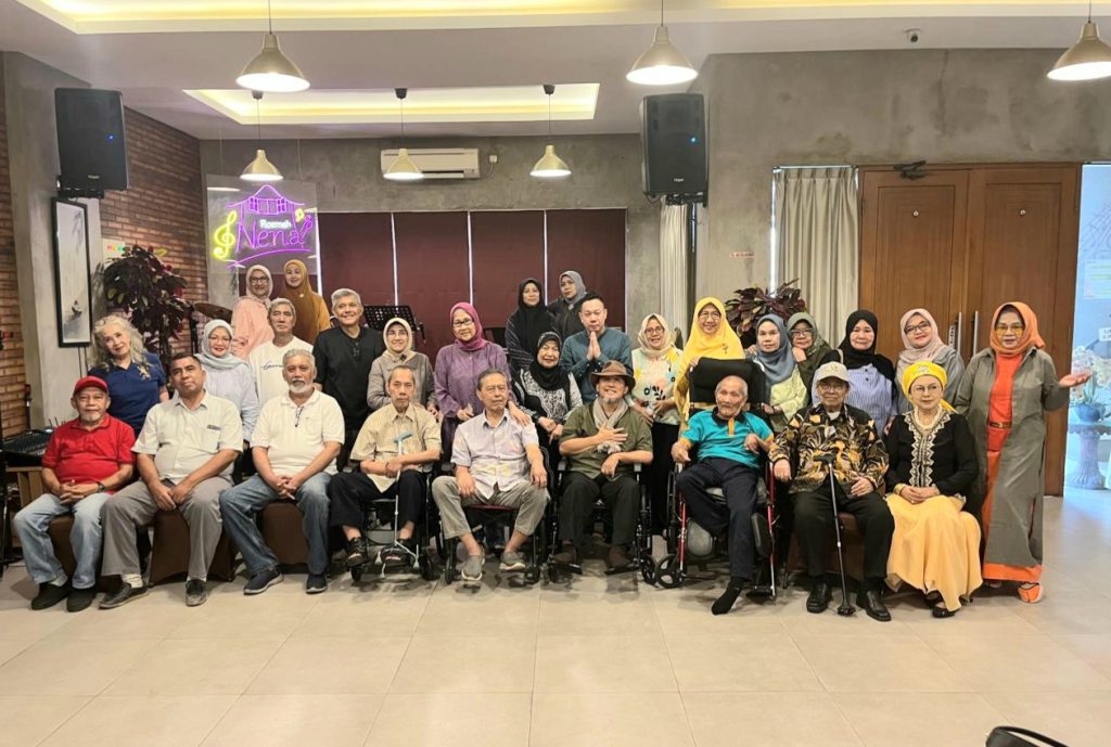 Komunitas Ganteng-Ganteng Stroke (GGS) saat berkumpul di Roemah Nena Cirendeu, Ciputat, Tangerang Selatan, Rabu (26/11/2025). (Foto - Istimewa)