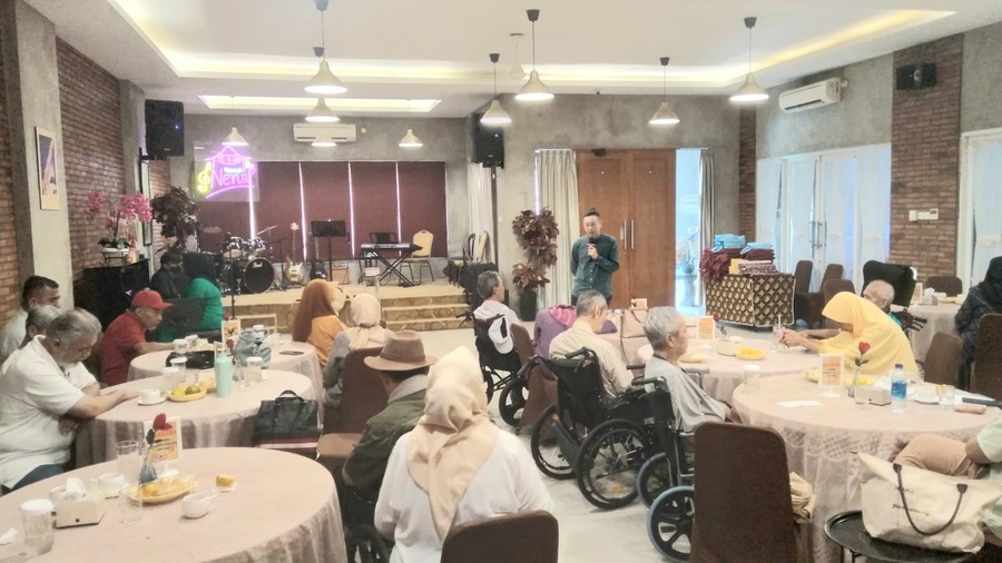 Master Ida Bagus Ketut Nelson alias Master Hikari saat memberikan terapi pada penyitas stroke di 
di Roemah Nena Cirendeu, Ciputat, Tangerang Selatan, Rabu (26/11/2025). (Foto - Istimewa)