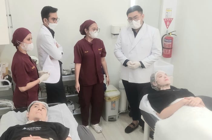 Amanda Manopo dan Kenny Austin saat menjalani perawatan kulit dengan menggunakan teknologi laser Tetra Pro di Klinik Dermapro Jakarta, Minggu (9/11/2025). (Foto - ADT)
