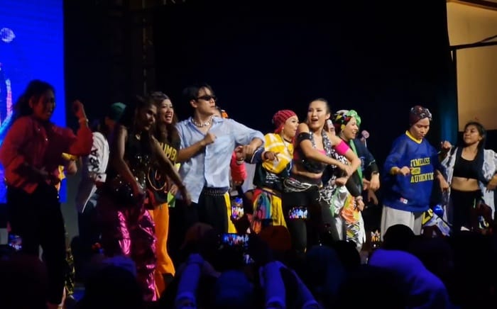 Peluncuran parfum Venimeux dikemas dalam acara Zumba Party with Liza Natalia di kawasan Gading Serpong, Kabupaten Tangerang, Banten, Sabtu (9/11/2025).  

