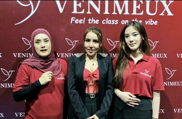 Aktris Ziska Zella (kiri) bersama DJ Hny (tengah) dan CEO Venimeux, Inetta Patricia saat peluncuran parfum Venimeux di kawasan Gading Serpong, Kabupaten Tangerang, Banten, Sabtu (9/11/2025).