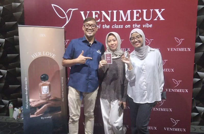 Yadie Dayana bersama kedua putrinya, Azzahra Dayana dan Nasya Dayana. (Foto - Ignaz Nugroz)