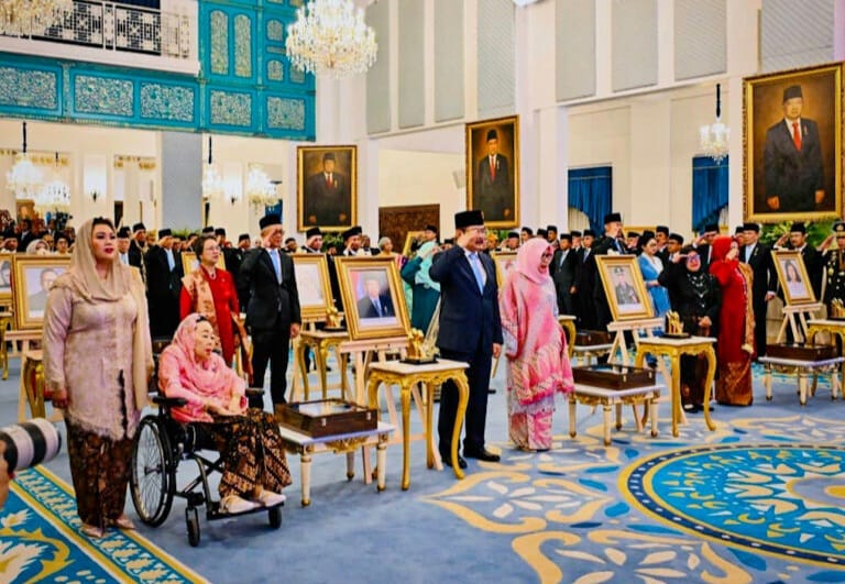 Presiden Prabowo Subianto menganugerahkan gelar pahlawan nasional kepada 10 tokoh dalam upacara penganugerahan di Istana Negara, Jakarta, Senin (10/11/2025). (Foto - Setkab)