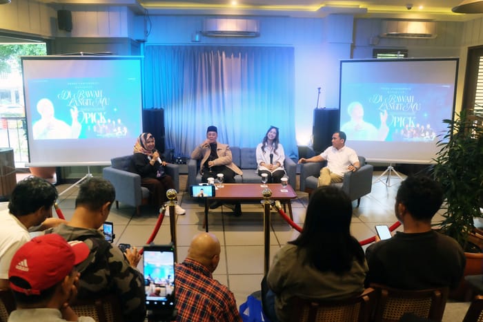 Penyanyi religi Opick mengumumkan tur konser akbar bertajuk “Di Bawah Langit-Mu” di 15 Kota dan 3 Negara Asia. (Foto - Istimewa) 

