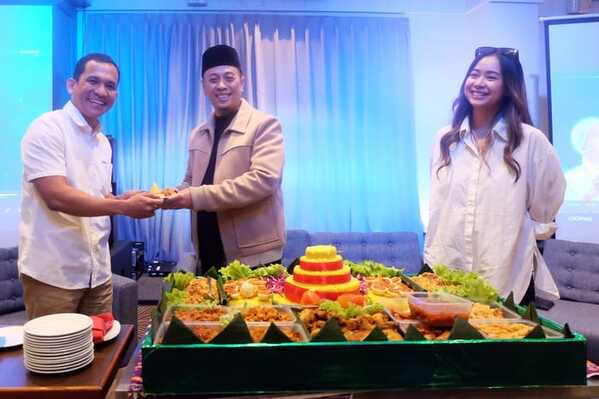 Penyanyi religi Opick mengumumkan tur konser akbar bertajuk “Di Bawah Langit-Mu” di 15 Kota dan 3 Negara Asia. (Foto - Istimewa)