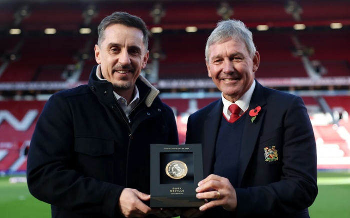 Gary Neville saat menerima medali Premier League Hall of Fame dari Bryan Robson, legenda hidup MU dan timnas Inggris, Kamis (30/10/2025)