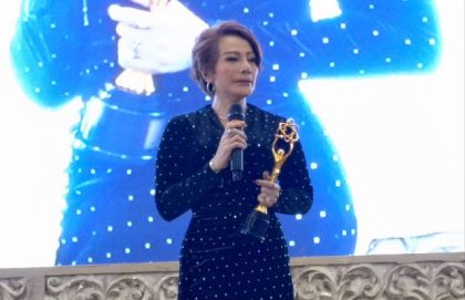 Direktur Utama EO Boy San, Mua Ifa Yuliana, saat menerima penghargaan sebagai Multi Media Terbaik di ajang Grahatama Awarding 2025 di Ballroom Kementerian Pertanian, Jalan Raya Ragunan, Jakarta Selatan, Senin (15/12/2025).